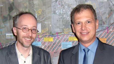 Der Bundestagsabgeordnete Matthias Gastel (links) und Bürgermeister Robert Strobel; im Hintergrund eine Karte mit der Linienführung der Ostumgehung. 
e