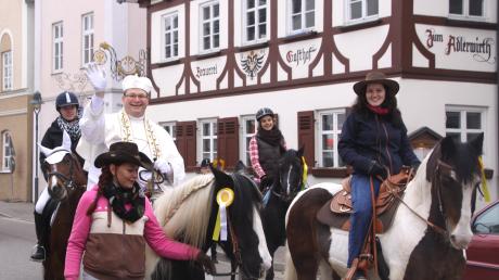 Ichenhausens Pfarrer Pater Jonas hatte ebenfalls ein Pferd bestiegen.