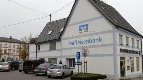 In unmittelbarer Nähe zum Burgauer Rathaus steht sie noch, die Filiale der ehemaligen Raiffeisen- und heutigen VR-Bank Donau-Mindel. Die Geschäftsstelle wird Ende des Jahres aufgegeben. Kunden haben es aber nicht weit bis zur nächsten Zweigstelle am Kirchplatz. 