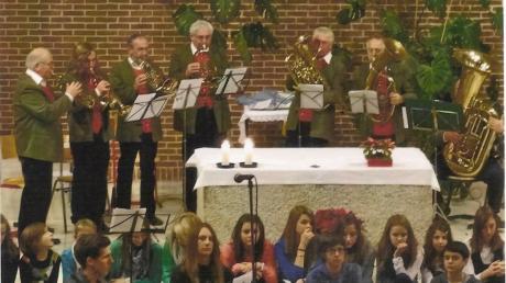 Fünf Instrumental- und Chorgruppen aus der Pfarrei Dürrlauingen stimmen am Freitagabend auf die vorweihnachtliche Zeit ein. Unser Archivbild zeigt den „Musikalischen Advent“ im Vorjahr.   

