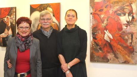 Mit einer Vernissage wurde am Freitag die Ausstellung mit Bildern der Künstlerin Ira Tsantekidou (rechts) in der Burgauer Galerie eröffnet. Links: Sigrid und Berthold Groß. 
