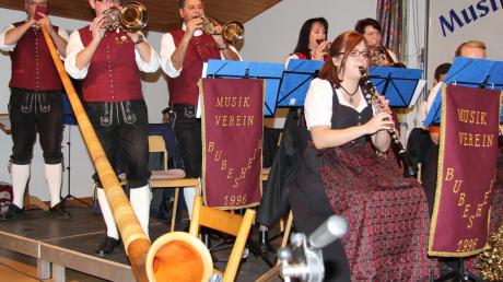 Beim Jahreskonzert des Musikvereins Bubesheim begeisterte Frank Hempe, der sonst im Bariton zu hören ist, mit seinem Alphorn.   


