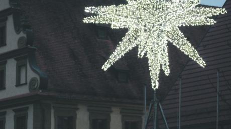 18 Zacken, viereinhalb Meter Durchmesser, 12000 LEDs: Das ist der Zenkersche Stern, der dieses Jahr am Ichenhauser Schlossplatz durch die Dunkelheit strahlt.  
