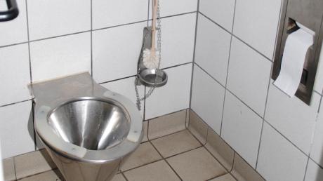 In Ichenhausen haben sich Discobesucherinnen über die Toilette gestritten.