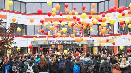 Zum zehnten Geburtstag ihrer Schule ließen die Realschüler Luftballons in den Schulfarben Gelb, Orange und Rot in den Ichenhauser Himmel steigen. 
