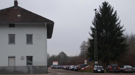 Rund um den Bahnhof Jettingen konnte die Marktgemeinde 17000 Quadratmeter Grund erwerben und damit die Voraussetzung für eine bessere Parkplatzgestaltung schaffen. 
