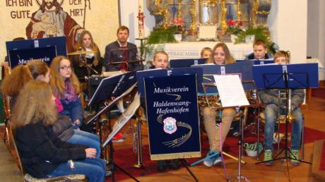 In neuer Formation musizierte die Jugendkapelle des Musikvereins Haldenwang-Hafenhofen beim Adventskonzert.  
