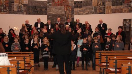 Auch Kinderstimmen wirkten beim Adventskonzert der Schwäbischen Chorgemeinschaft mit. Zugleich war der Auftritt in der Ichenhauser Pfarrkirche Daniel Böhms Premiere als Leiter des Chores.  

