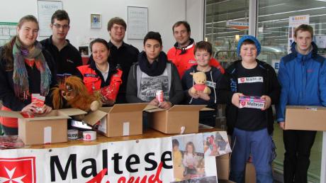 Finanziert durch Spendengelder packte die Malteser-Jugend in Leipheim Hilfspakete für Bedürfte in Rumänien. Hunderte solcher Pakete werden am 1. Weihnachtstag auf die lange Reise im Malteser-Truck gehen.
