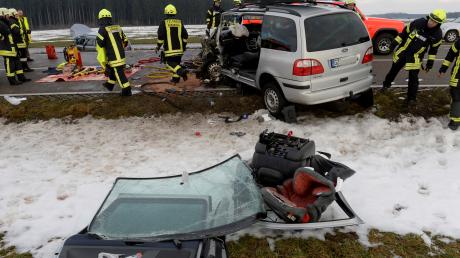 Bei einem Zusammenstoß zweier Fahrzeuge auf der Bundesstraße 10 nahe Limbach wurden am frühen Mittwochnachmittag zwei Personen schwer verletzt. 