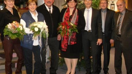 Ehrungen gab es bei der Raiffeisenbank Ichenhausen für langjährige Mitarbeiter. Unser Bild zeigt (von links) Hildegard König (15 Jahre), Waltraud Bergmüller (40 Jahre), Anton Speth, Brigitte Vogg (30 Jahre), Werner Wöhrle (zehn Jahre) sowie Vorstand Michael Hösle und Vorstand Ernst Kronawitter.  

