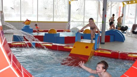 Für die Kleinsten gibt es im Leipheimer Gartenhallenbad ein Planschbecken und ein Lehrschwimmerbecken.