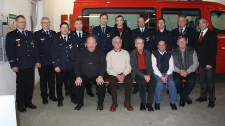 Bei der Generalversammlung mit Bürgermeister Hans Reichhart (rechts) wurden mehrere Feuerwehrleute und Vereinsmitglieder geehrt.  
