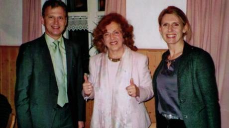 Landrats-Stellvertreterin Monika Wiesmüller-Schwab (rechts) und Bürgermeister Robert Strobel unterstützen die Vorsitzende des Förderkreises „Ja zum Leben“, Hildegard Regensburger, als Stellvertreter.  
