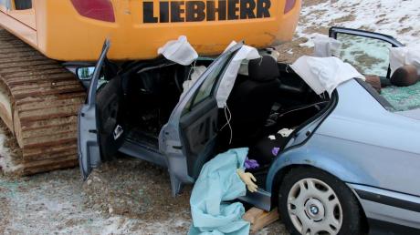 Lebensgefährliche Verletzungen hat der 35-jährige Mitfahrer in diesem Auto gestern bei einem Unfall in der Nähe von Burtenbach erlitten. Der 38-jährige Fahrer wurde ebenfalls schwer verletzt.  
