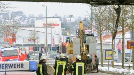 Am 27. März 2013 passierte das Malheur: Der Arm eines Baggers, der auf einem Tieflader transportiert wurde, rammte bei Günzburg die Brücke der Fliegerhorstbahn. 