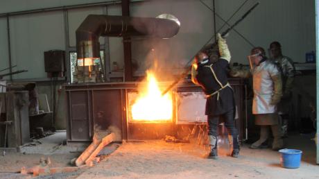 Auf mehr als 1000 Grad wird die Bronze für den Guss erhitzt und dann noch einmal umgerührt.