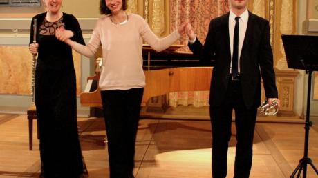 Drei glückliche Musiker am Ende eines beglückenden Konzertes: Renate Schmucker, Stephanie Knauer und Thomas Seitz. Sie eröffneten in der ehemaligen Ichenhauser Synagoge den Musikalischen Frühling im Landkreis. 
