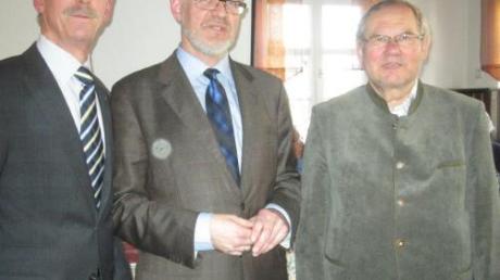Hans Kohler (links) und Hans Joas (rechts) mit dem Politologen Karst Pfeifer. Er sprach bei den CSU-Senioren über Unterschiede und Gemeinsamkeiten von Christen und Muslimen.  


