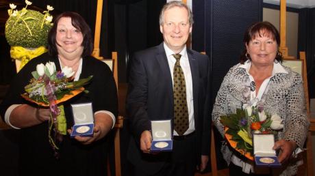 Waltraud Tippel, Hermann Mühlbauer und Gertrud Baumeister sind mit der Silbernen Bürgermedaille der Stadt Burgau ausgezeichnet worden. 
