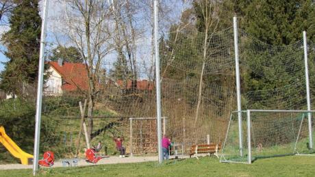 Dringend erneuern möchten die Bubesheimer Gemeinderäte dieses Ballfangnetz, das den Bolzplatz vom Spielplatz trennt und mittlerweile sehr durchlässig geworden ist. Mehrere Varianten wurden diskutiert, jetzt soll ein neues Angebot eingeholt werden.   

