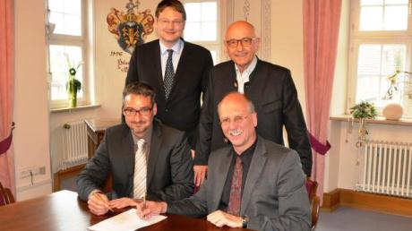 Ralph Neumeier und Roland Kempfle (vorne von links) unterzeichneten die Finanzierungsvereinbarung, die Landtagsabgeordneten Hans Reichhart und Alfred Sauter (hinten von links) waren dabei. 