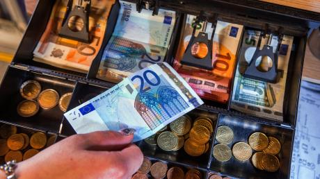 Ein Mann hat in Burgau Geld aus einer Kasse gestohlen.