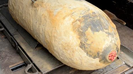Eine amerikanische 500 Pfund schwere Fliegerbombe wurde am Donnerstagmittag bei Sondierungsarbeiten auf dem ehemaligen Fliegerhorst in Leipheim gefunden. 