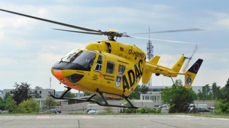 Mit einem Rettungshubschrauber ist ein Mann in Burtenbach in ein Krankenhaus geflogen worden. 