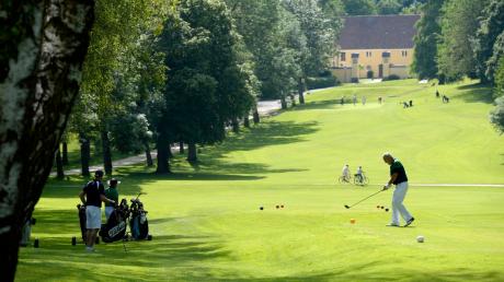 Wie im Bilderbuch: Auf Bahn neun, genannt Schlossberg – ein Par 4, das schwerste Loch des Golfplatzes – wird mit Blick auf Schloss Klingenburg gespielt. Der hohe Baumbestand und die weitläufige Landschaft machen den Platz so herausragend.