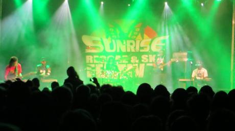 Auf der Bühne des Sunrise Reggae und Ska Festivals in Burtenbach spielten heuer zwölf Acts. Jedes Jahr versammeln sich hier Deutschlands Reggae-Fans. 