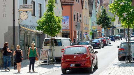 Die Konkurrenz für die Händler in der Burgauer Innenstadt wie hier an der Stadtstraße ist groß. Der Handels- und Gewerbeverein will etwas tun.