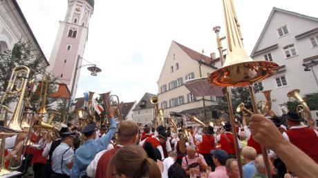 Auf dem Kirchplatz gab es auch den Musikergruß beim Bezirksmusikfest. 