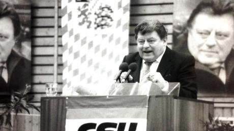 Wahlkampfauftritt: Der bayerische Ministerpräsident Franz Josef Strauß spricht am 19. Februar 1983 in der Günzburger Halle an der Rebaystraße.