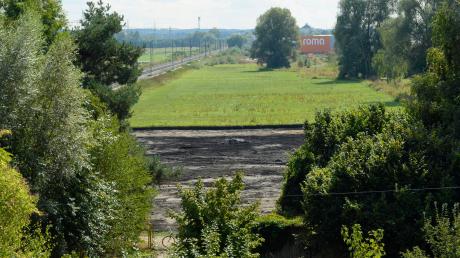 Auf dieser Fläche an Bahnlinie und Umgehung in Burgau ist ohne Genehmigung des Landratsamts Boden abgetragen worden.