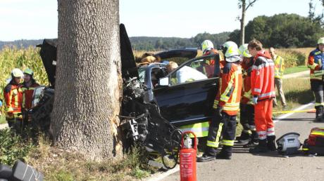 Ausweichmanöver mit Folgen: Ein 60 Jahre alter Autofahrer ist am Donnerstag mit seinem Wagen gegen einen Baum geprallt. Der Mann wurde schwer verletzt.