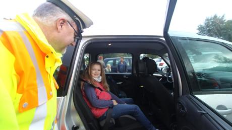 Die neunjährige Teresa sitzt auf dem Rücksitz und ist ordnungsgemäß angeschnallt. Am Freitag kontrollierte die Polizei auf dem Parkplatz der Grundschule Burgau fast 80 Fahrzeuge.