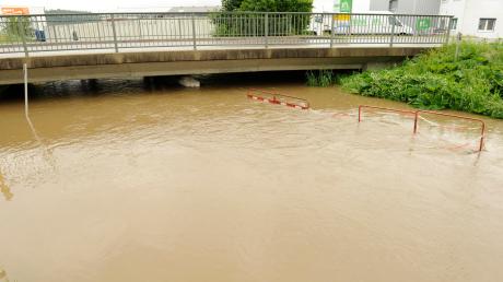 Das bislang letzte große Hochwasser war 2013. Ein hundertjähriges Hochwasser könnte noch viel größere Probleme bereiten. Deshalb soll Burgau geschützt werden. 