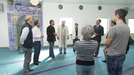 Auch in Burgau gab es am Tag der offenen Moschee eine Führung. Im Bild vor dem prächtigen Mihrab, der Gebetsnische im Gebetssaal: Vorsitzender Halit Özer (zweiter von links), rechts daneben Ismail Kabasakal und Imam Nuh Kamaci. 