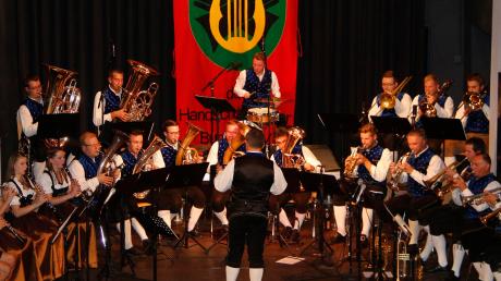 Die Allgäu-Schwäbischen Musikanten auf der Bühne der Burgauer Kapuzinerhalle: Sie begeisterten unter der Leitung von Toni Scholl mit Egerländer Blasmusik. 	 	