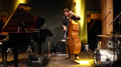 Volksliedromantik jazzig aufgepeppt: Das Edgar Knecht Trio bei den Leipheimer Tastentagen, (von links) Edgar Knecht, Ralf Denecke und Tobias Schulte. 	