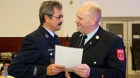 Kommandant Martin Schmitz (rechts) hat Georg Stuhler geehrt, der seit 30 Jahren bei der Feuerwehr ist. 	