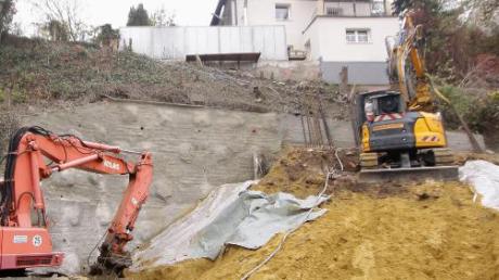 Der Hang bei dem Bauvorhaben in der Burgauer Stadtstraße soll nun aufwendig abgesichert werden.