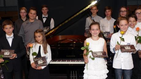 Dreizehn Klavierschüler regionaler Musikschulen zeigten sich auf dem Podium des Leipheimer Zehntstadels als begabte Nachwuchspianisten. 	 	