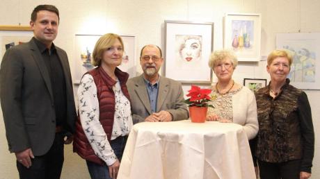 Vernissage im Therapiezentrum Burgau. Im Bild von links: Geschäftsführer Jakob Englisch, Elise Herzig, sowie die Künstler Georg Langendorf, Bärbel Streubelt, und Angelika Konrad. Auf dem Bild fehlt Andrea Rieb.  	