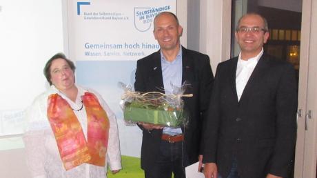Die Vorsitzende Ingrid Vogg und Herbert Geiger ehrten Tobias Keck (Mitte), der seit 25 Jahren Mitglied im BDS ist.  	