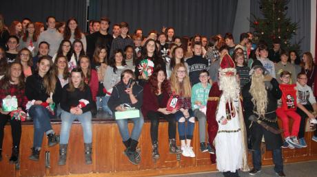 Beim Besuch der italienischen und französischen Schüler in Ichenhausen war auch der Nikolaus dabei. 	