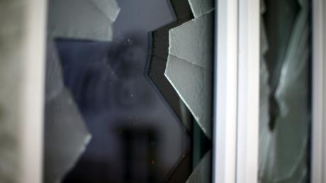 In Irsingen wurde eingebrochen. Der Täter war mit einem Pflasterstein eine Glastür ein. 