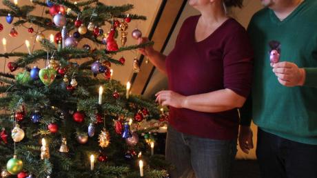 Heidi Schwarz und Thomas Manhardt aus Burgau haben jede Menge kuriose Anhänger an ihrem Weihnachtsbaum. 	