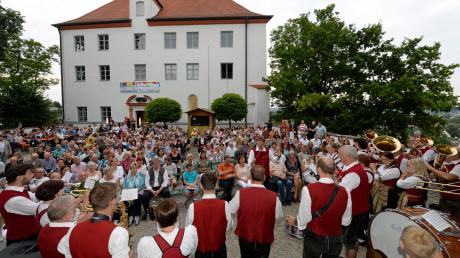 Die Burgauer Musikvereinigung Handschuhmacher eröffnete mit dem Mindelmarsch den ersten Kultursommer im Schlosshof.
